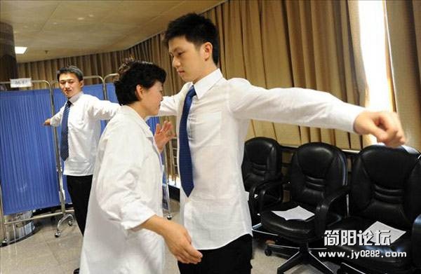 嗅腋下查狐臭.jpg