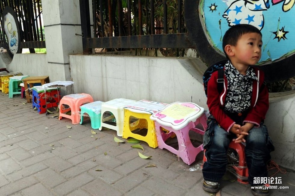 4月21日，郑州，排位靠后的一个孩子没有报上名。