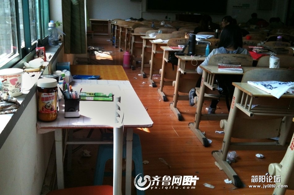 记者看到，一些学生甚至自己搬来了桌子，在自习室内搭起了自己的自习桌。