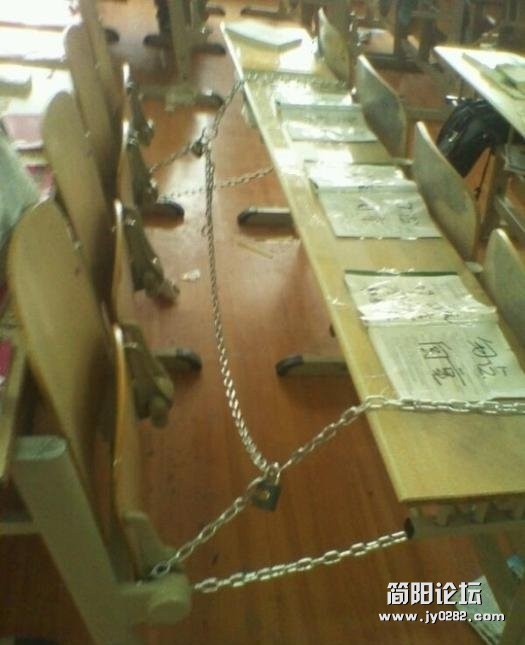 图为自习教室内，占座学生把自己所占的座上了长长的链锁。图片来源于网络。