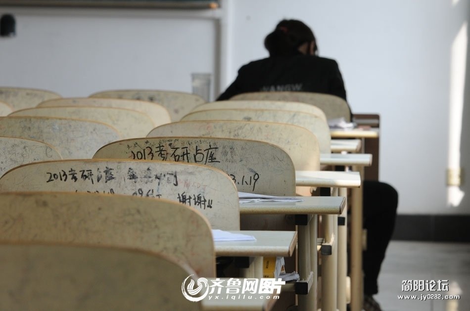 独自在自习室学习的学生。