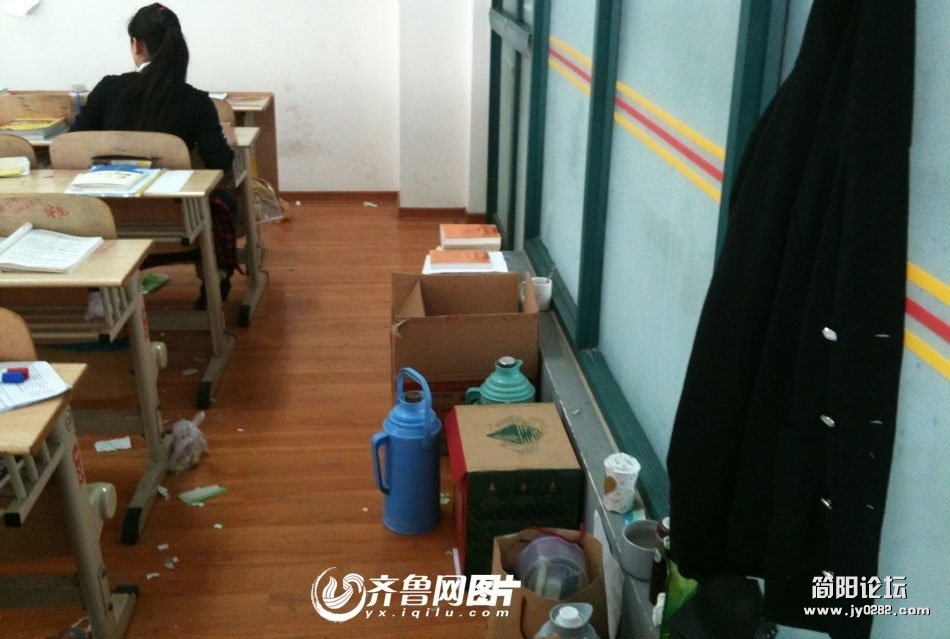 记者在自习室看到，有些自习学生甚至把暖水瓶，牙膏等日常用品都搬到了教室。