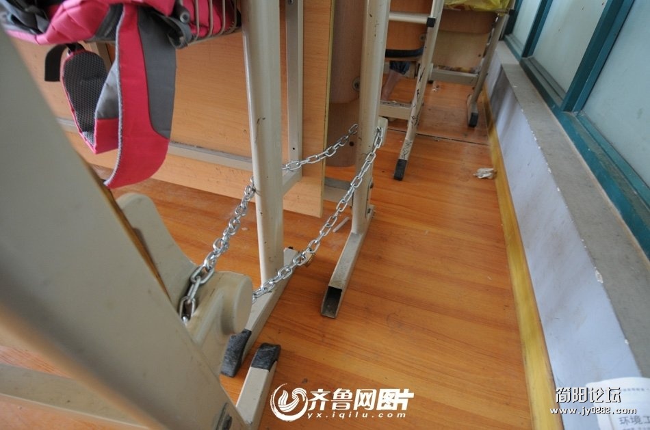 为了占到座，有些学生甚至给自己所占的座上了锁。一位正在参加复习考研的学生告诉记者，“由于清明节后，学 ...
