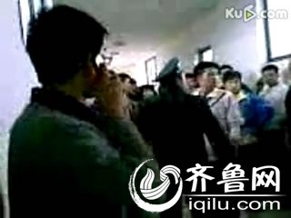 4月16日晚，山东师范大学长清校区，学生因为占座发生群殴