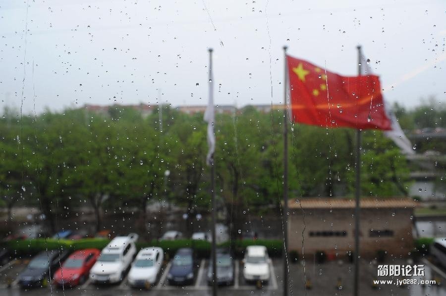 4月24日，急促的雨点从北京一家酒店的玻璃窗外滑落。当日，北京迎来今年最强降雨。据悉，截至下午16时，降水 ...
