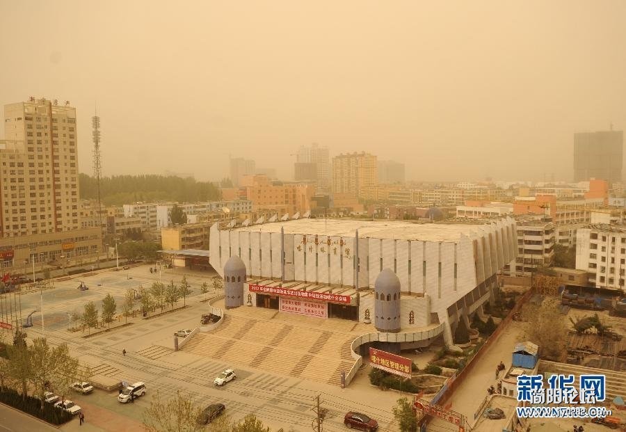 4月24日，喀什上空被沙尘笼罩。当日，新疆喀什地区出现沙尘天气，一些地区能见度不足300米，沙尘笼罩天空， ...