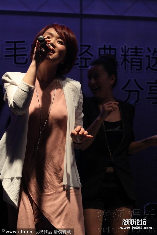 陈明胸部激凸似真空上阵 贴心为毛宁擦汗7005721724f99a92651070.jpg