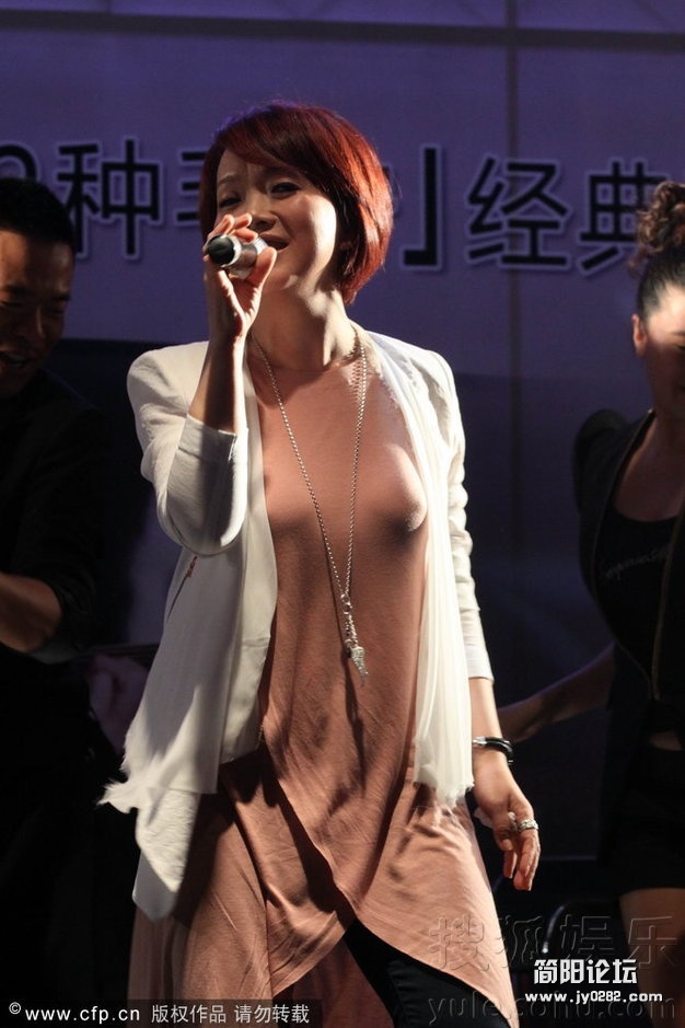 陈明胸部激凸似真空上阵 贴心为毛宁擦汗7101048554f99a9283a8fd.jpg