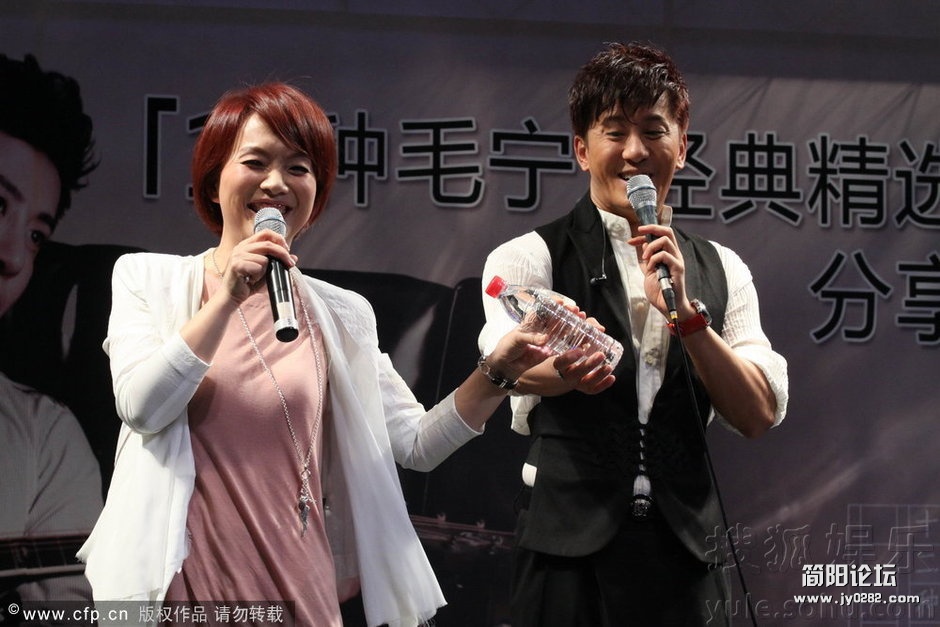 陈明胸部激凸似真空上阵 贴心为毛宁擦汗11384141214f99a926527e0.jpg