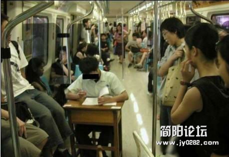 地铁里遇到的那些神人 恶搞让你难以hold住.jpg