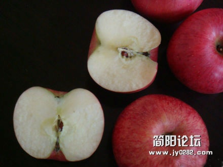 世界上最遥远的距离是，我们俩一起出门，你去买苹果四代，我去买四袋苹果。.jpg