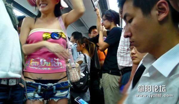 现在的女人什么都敢穿03.jpg