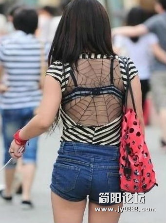 现在的女人什么都敢穿05.jpg