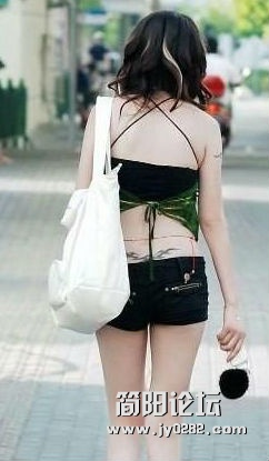 现在的女人什么都敢穿07.jpg