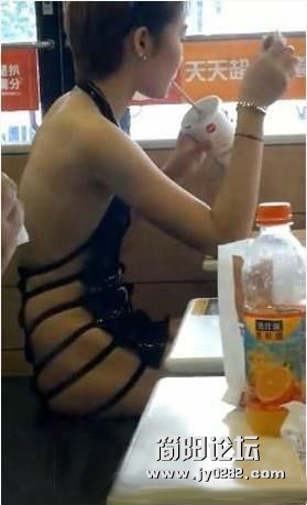 现在的女人什么都敢穿12.jpg