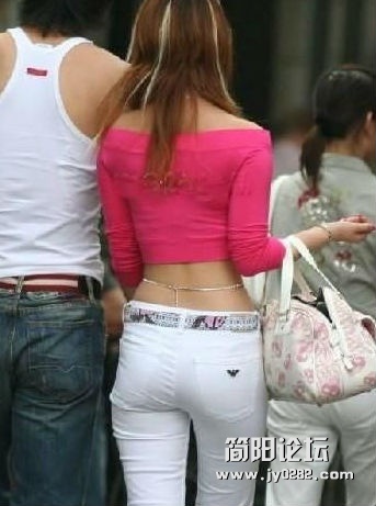 现在的女人什么都敢穿16.jpg