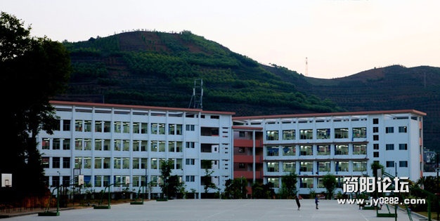 太强了!高考上线率达99.1%的边陲超级中学e201212818153414fa8f246d3af9.jpg