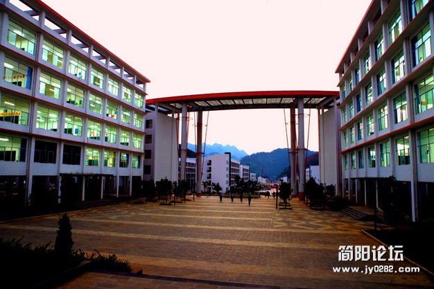 太强了!高考上线率达99.1%的边陲超级中学e201212818154014fa8f24ce2cef.jpg