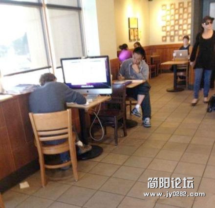 普通青年在咖啡厅用iPad，文艺青年用Macbook air，二逼青年用iMac.jpg