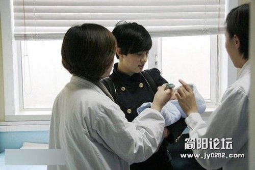 孙俪为儿喂奶动作娴熟 产后首亮相显母爱光辉12671867744f5272bf0b057.jpg