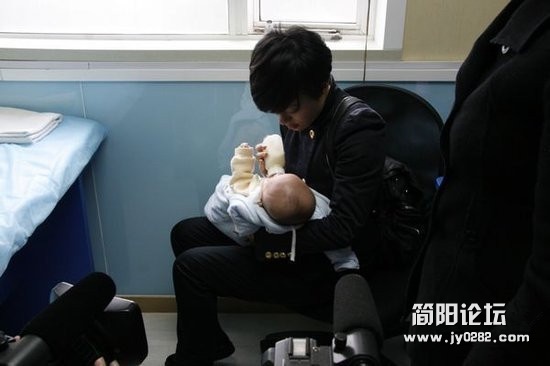 孙俪为儿喂奶动作娴熟 产后首亮相显母爱光辉18557681774f5272bfc8b67_副本.jpg