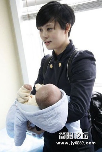 孙俪为儿喂奶动作娴熟 产后首亮相显母爱光辉_副本.jpg