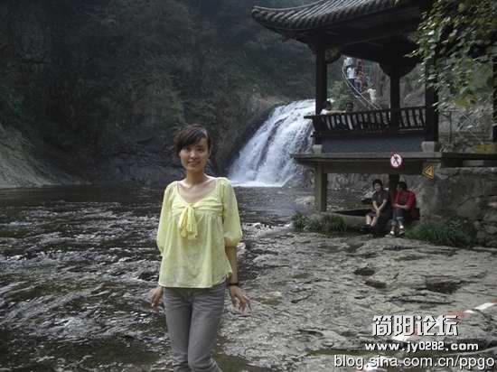 的确很美 舍己救人女教师张丽莉婚纱照曝光.jpg