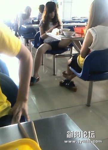 食堂碰到如此妹子，都没胃口了.jpg