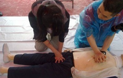 这位女同学，请你认真点！！！你这样按能救人吗.jpg