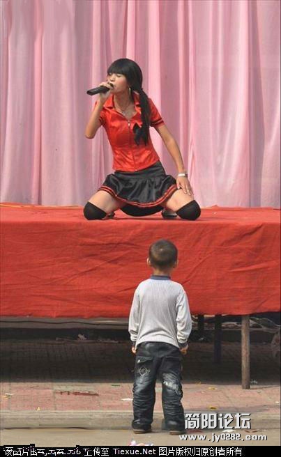 直窥女歌手裙下“私处”[图].jpg