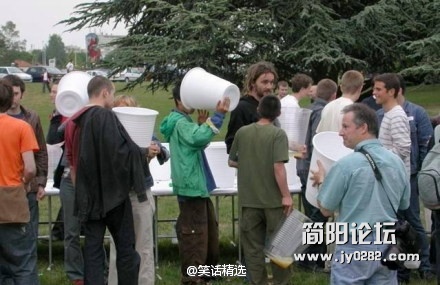 公司野餐，老板为了安全起见，允许员工喝酒，但是每人最多一杯。负责订杯子的人，当天.jpg