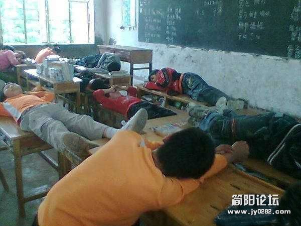 实拍农村中学生暴强午睡，场面惊人！.jpg