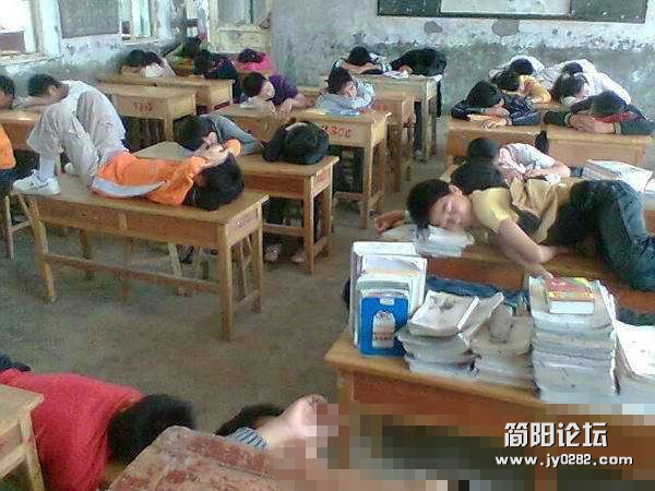 实拍农村中学生暴强午睡，场面惊人！02_副本.jpg