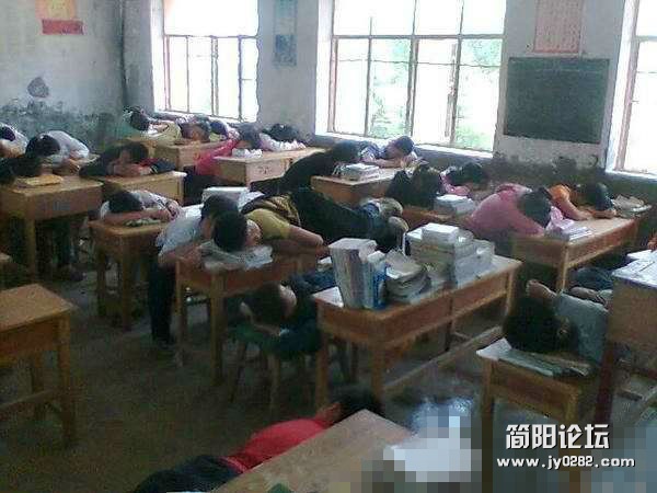 实拍农村中学生暴强午睡，场面惊人！03_副本.jpg