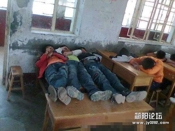 实拍农村中学生暴强午睡，场面惊人！04_副本.jpg