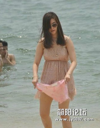 够开放！沙滩当众换衣少女不羞涩20yy.jpg