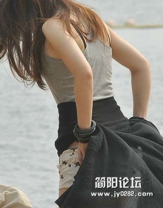够开放！沙滩当众换衣少女不羞涩012022015212748.jpg