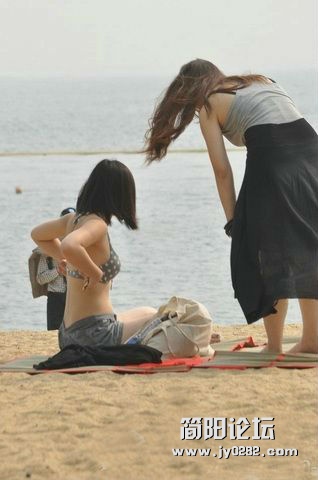 够开放！沙滩当众换衣少女不羞涩.jpg