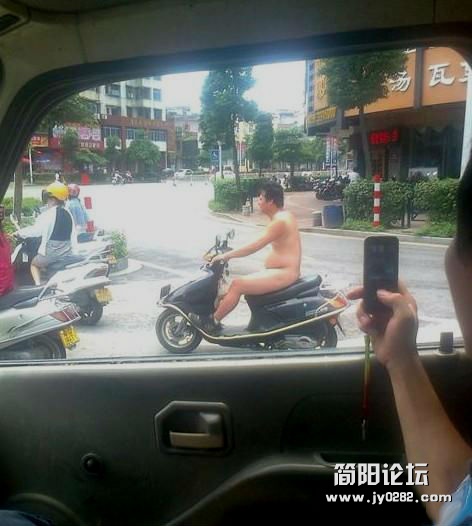 炎炎夏日，街头的光腚大哥大亮啊……碉堡了.jpg