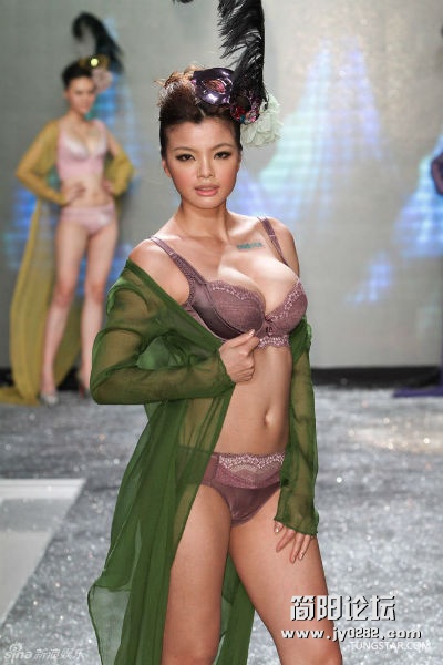 MM穿成这样叫我情何以堪 (33).jpg