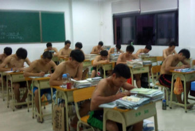 东莞高中学生裸身上课强悍.jpg