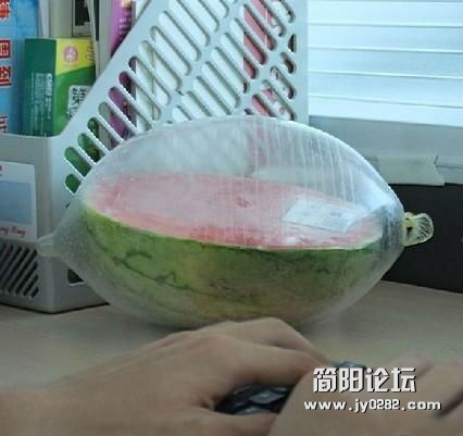 哈哈，西瓜有这样保鲜的吗.jpg