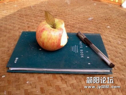 嗯！我的苹果笔记本！高科技产品.jpg