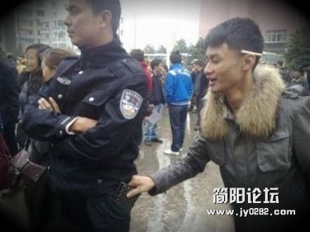 做小偷就要向这位哥们学习：有胆有识，不畏权势，该出手时就出手，轻轻松松闯九州！.jpg