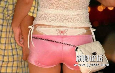 女生短裤最“恶劣”的十种穿法：故意露内裤.jpg