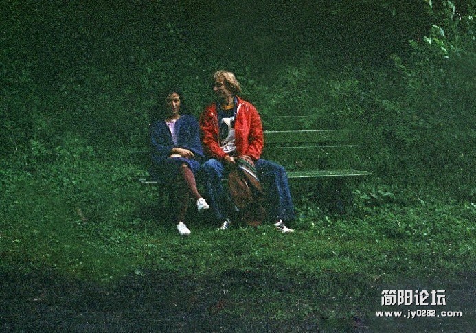 翁美玲生前英国旧照 与荷兰男友恩爱亲密703_658071_197697.jpg