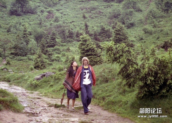 翁美玲生前英国旧照 与荷兰男友恩爱亲密703_658074_506345.jpg