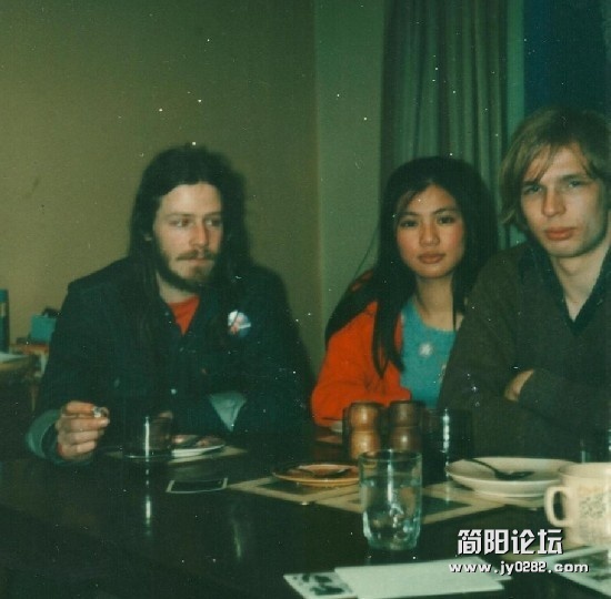 翁美玲生前英国旧照 与荷兰男友恩爱亲密703_658082_116777.jpg