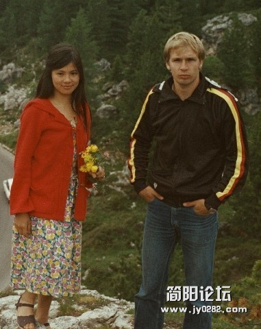 翁美玲生前英国旧照 与荷兰男友恩爱亲密703_658087_673991.jpg