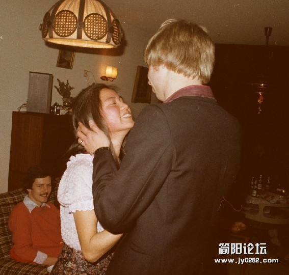 翁美玲生前英国旧照 与荷兰男友恩爱亲密703_658090_502847.jpg